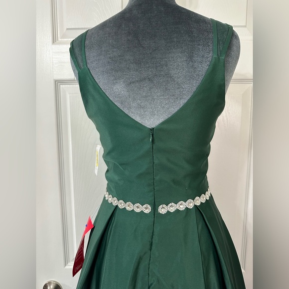 Blondie Nites Emerald Gown w/ Crystal Details size 1 NWT 
Aline Satin Never Worn - Picture 9 of 16